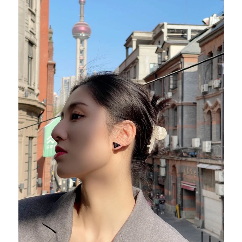 Khuyên tai hình logo thương hiệu Prada sành điệu