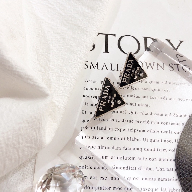 Khuyên tai P R A D A hót trend.khuyên kim loại hót