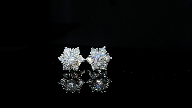 Bông tai Full Moissanite: Chủ4,5ly+Tấm2,0ly; Hàng nướcD trắng đẹp nhất; Viên chủ kiểm định; Chất liệu bạc925 mạ bạch kim
