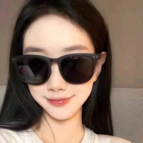 Kính mát gọng nhựa có thể gấp gọn tiện lợi