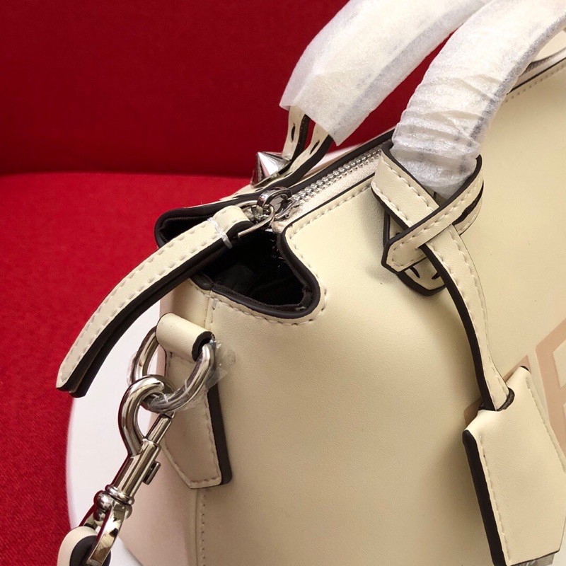 Túi xách da thật cao cấp FENDI thiết kế bên trong có lớp lót rộng, dây đeo vai và quai đeo chéo, có thể tháo rời.