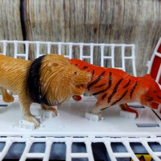 Xe chở thú hoang dã loại to