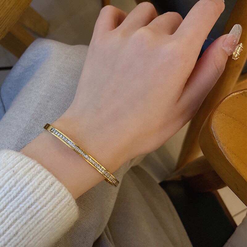 Vòng titan 1 hàng đá nửa vòng cam kết khôn đen không gỉ VD472