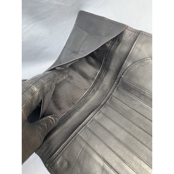 Ví chuẩn si. Ví qua sử dụng. Khách vui lòng xem hình nếu muốn biết thêm thông tin sản phẩm mời khách vô chat nhé. Thanks