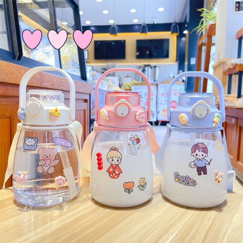 Bình Nước Cute Dung Tích 1300ml Có Ống Hút Quai Xách Kèm Miếng Dán Sticker Và Nắp Chống Tràn Tuyệt Đối – Lotor L036