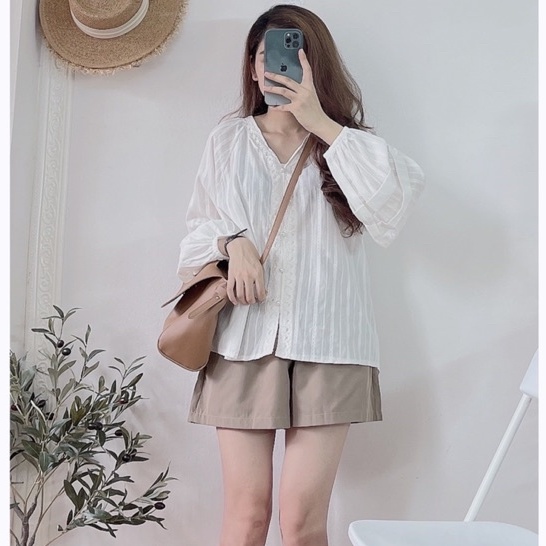 Áo sơ mi nữ dài tay cổ V ren - Áo sơ mi dài tay xếp ly cách điệu cổ V ren