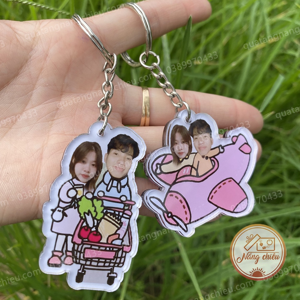 Móc khóa quà lưu niệm in hình chibi cute cặp đôi theo yêu cầu, Chất liệu mica sáng bóng và sắc nét