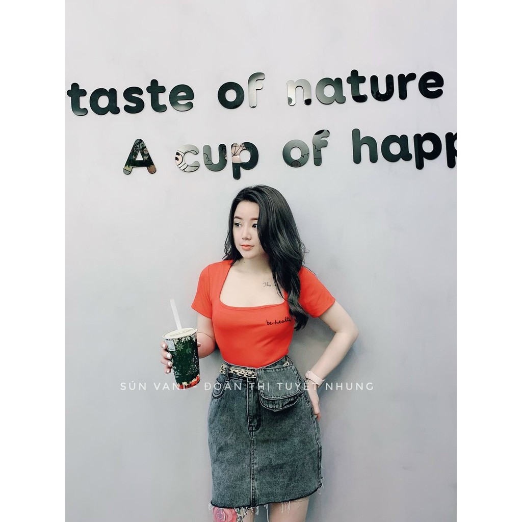 Áo cộc tay cổ vuông thêu chữ