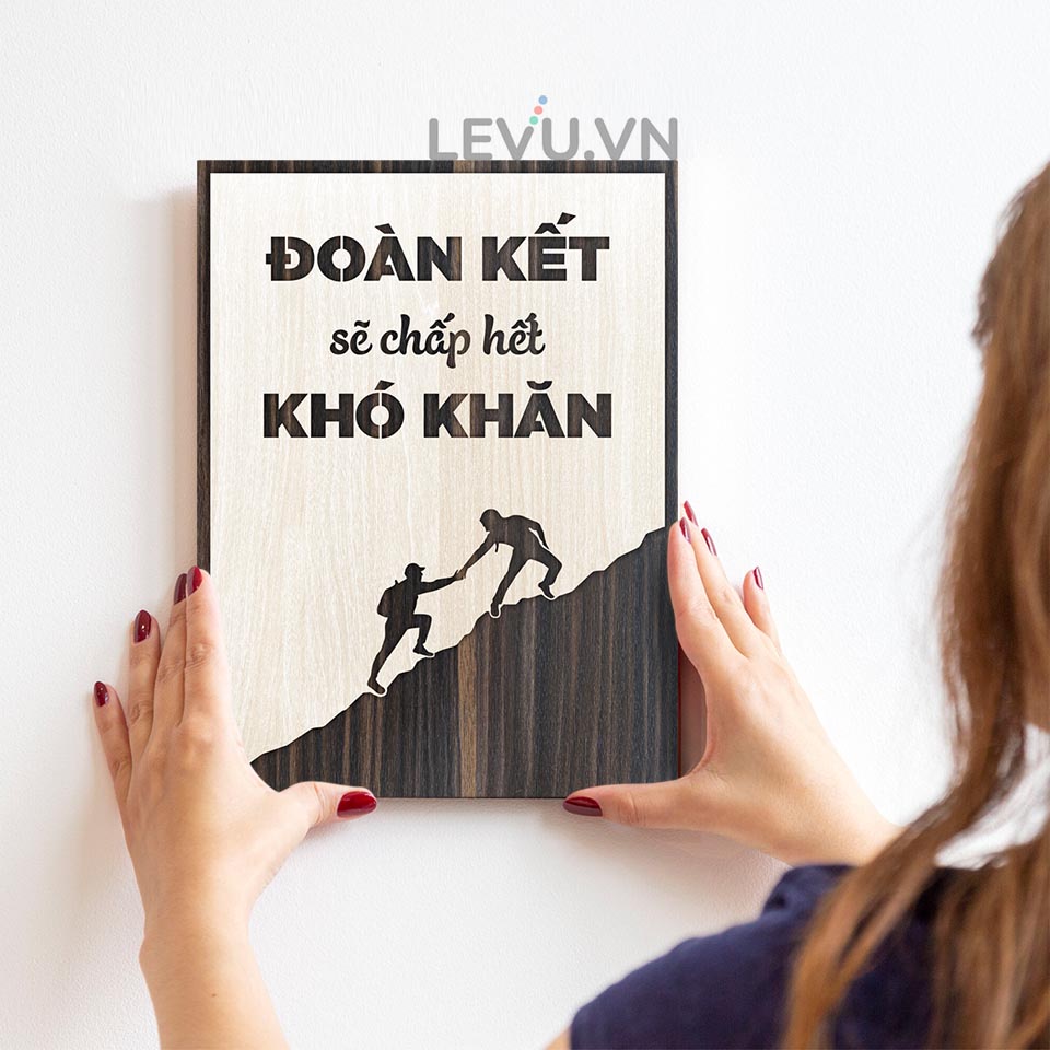 Tranh tạo động lực bằng Gỗ LEVU058 "Đoàn kết sẽ chấp hết khó khăn"