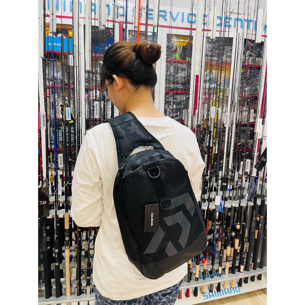 TÚI ĐEO CHÉO ĐỰNG PHỤ KIỆN CÂU CÁ DAIWA