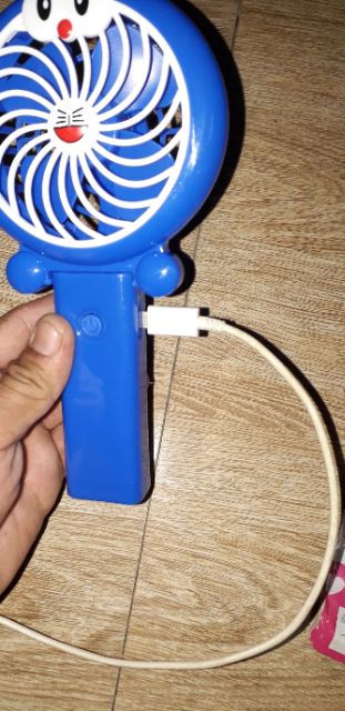 Chiếc quạt mini cầm tay hoặc gấp pin AA hoặc Pin dự phòng bằng nhựa rất đẹp tặng kèm pin AA