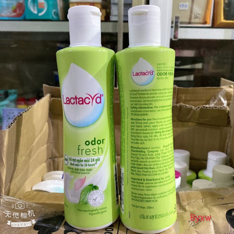 Dung dịch vệ sinh Lactacyd màu xanh