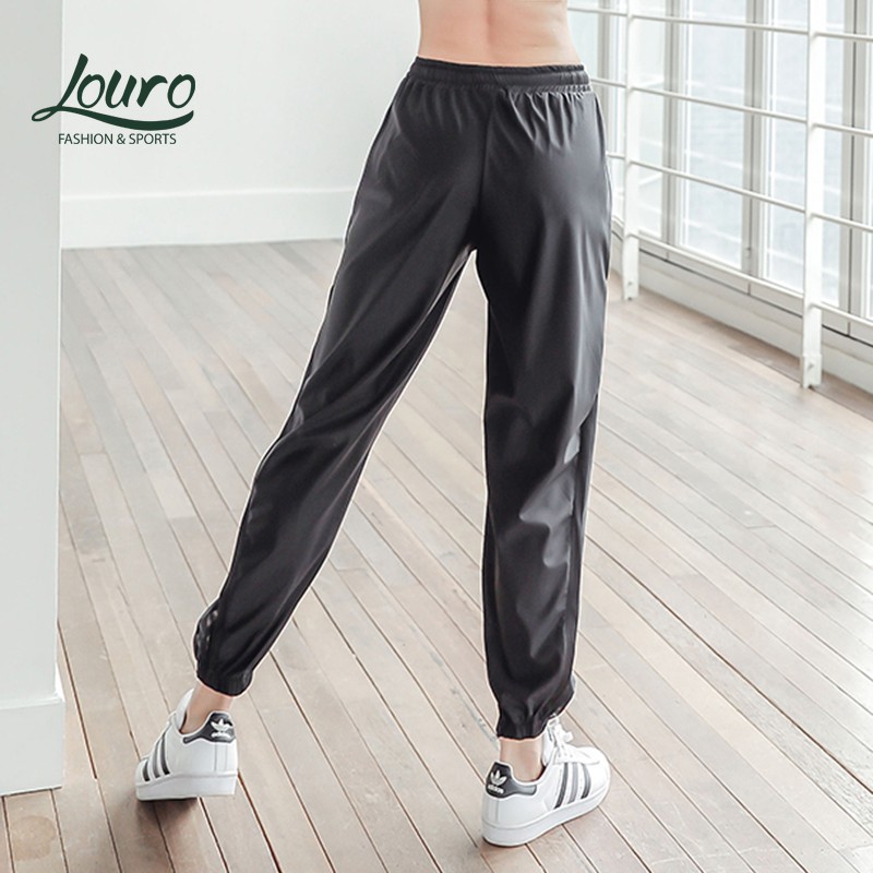 Quần áo tập gym Louro, kiểu bộ đồ tập gym nữ gồm quần jogger phối lưới và áo croptop chun eo, co giãn 4 chiều - SE99