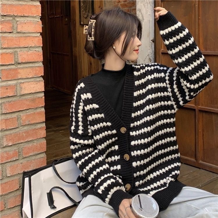 Áo khoác cardigan len form rộng đen trắng ulzzang phong cách Hàn Quốc