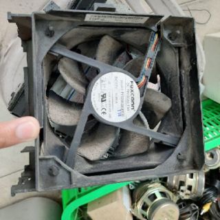 1 cái quạt làm mát 12x12x4cm 12v 0.9a sài tốt. giá 1 cái