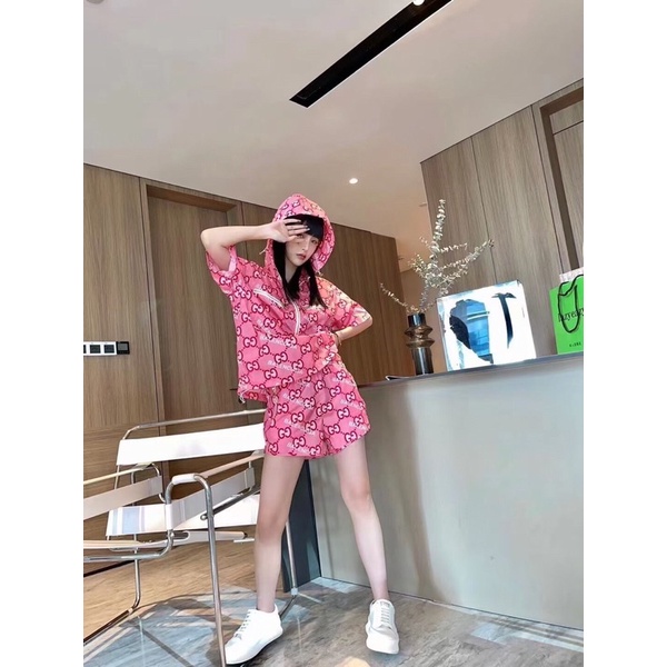 bộ đồ mới đôi chữ G in nửa dây kéo áo len ngắn tay có mũ + túi kéo khóa lưng thun ống rộng quần đùi màu hồng gucci Gc gg
