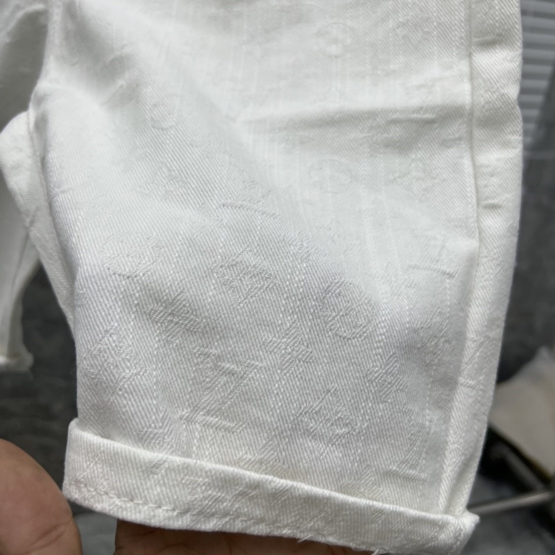 Quần short hoạ tiết vân dệt trắng siêu nét