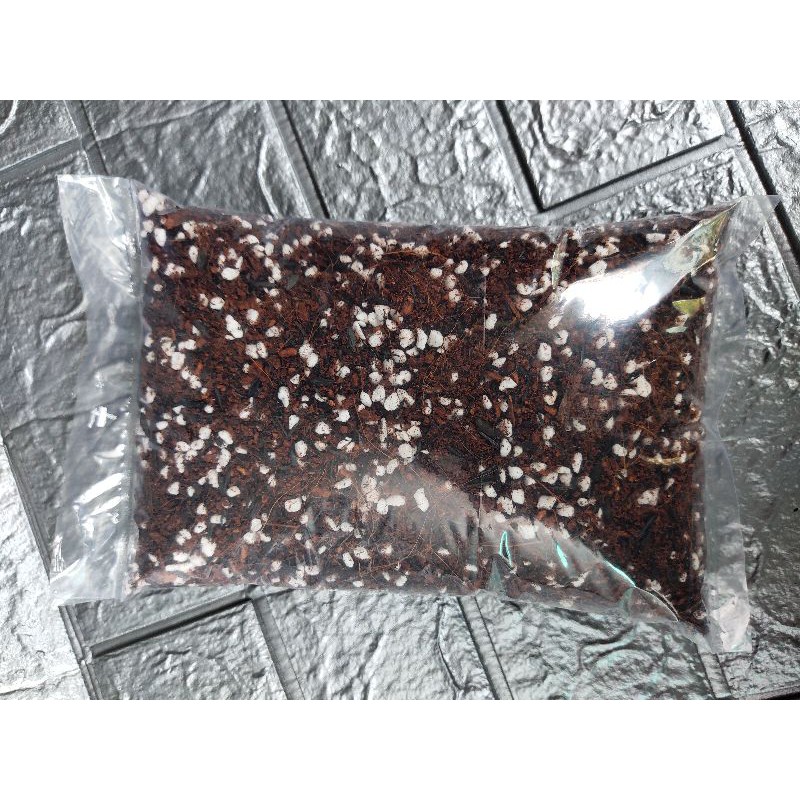 Đất trộn sẵn  1 lít/ 5 lít trồng xương rồng, sen đá và nhiều loại cây trồng