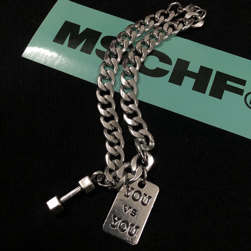 Vòng tay thiết kế mặt dây hình quả tạ và khắc chữ bằng thép titan thời trang