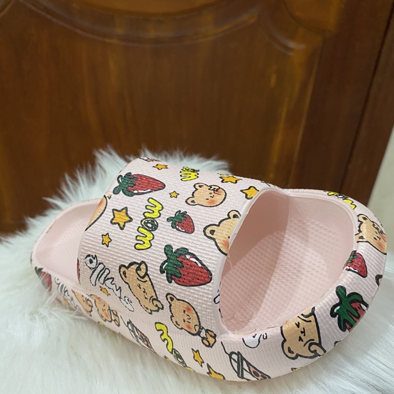 Dép bánh mì nữ quai ngang hình gấu dâu mới