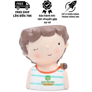 Chậu cây hình con trai áo ba lỗ trắng kẻ xanh