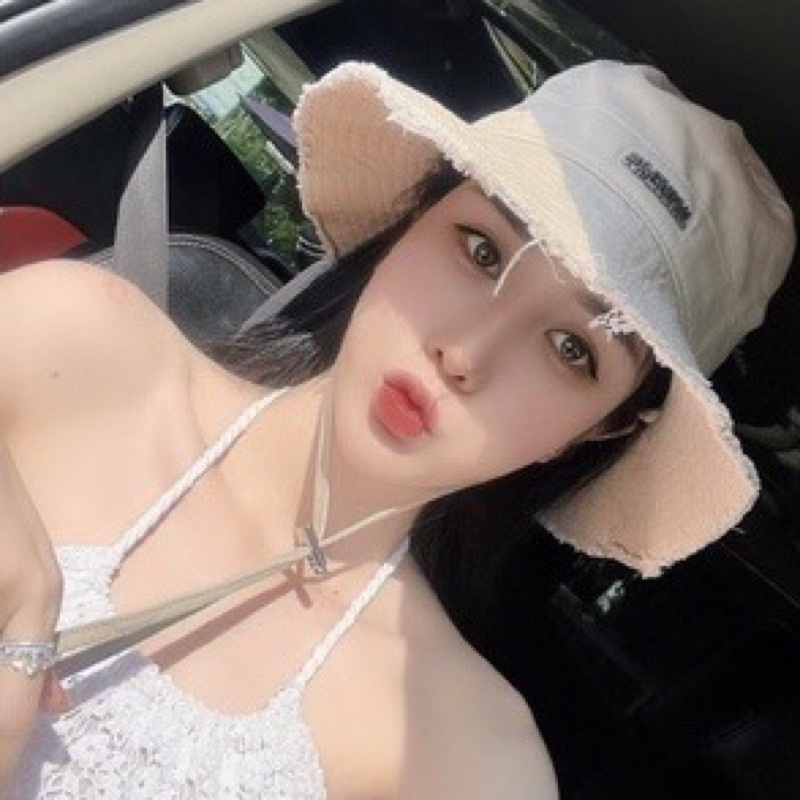 Mũ nón rộng vành chữ JACQUEMUS có dây đeo chống nắng phù hợp đi biển
