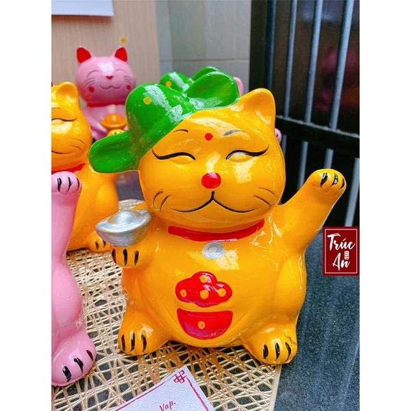 (18x16x15cm) Heo đất Mèo Thần Tài vẫy tay. Hình vẽ tay sắc nét, nước sơn Bạch Tuyết bóng mịn, hàng có sẵn