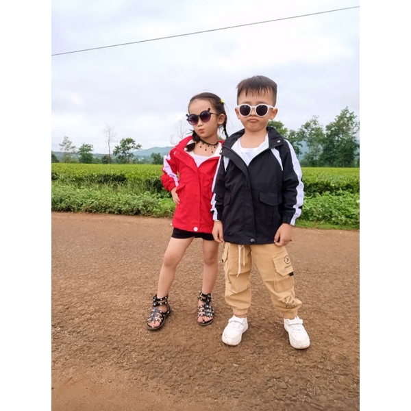 Áo khoác cho bé trai bé gái 2 màu đỏ, đen