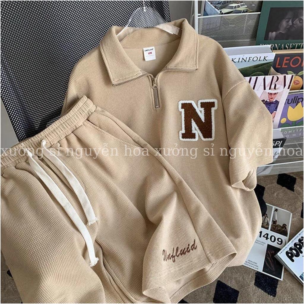 Sét bộ áo polo in chữ N khóa cổ kèm quần đùi form dáng rộng unisex nam nữ mặc được 2 màu nâu xám xưởng sỉ nguyễn hoa