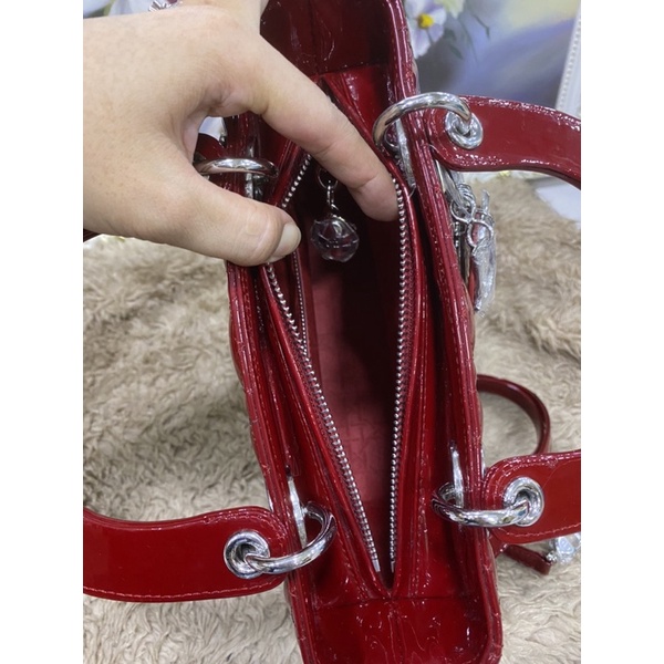 Túi xách đỏ bóng Lỗi size 23