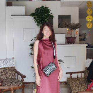 Đầm lệch vai form suông