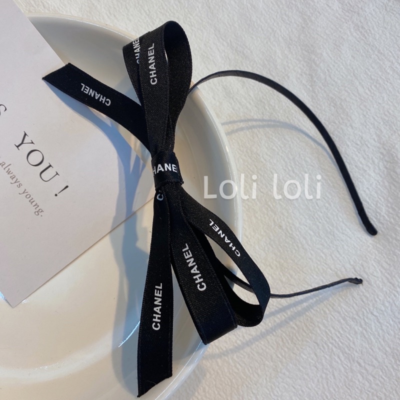 Cài tóc đính nơ chữ đơn giản Loli