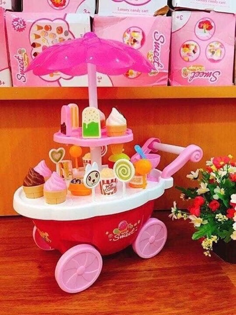 Xe đẩy kem và kẹo ngọt cho bé