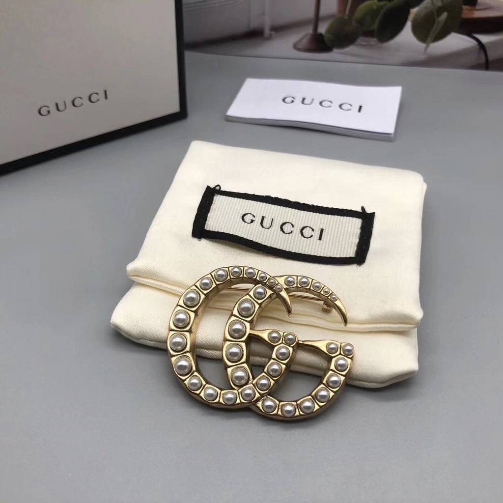 Trâm cài áo chữ Gucci đính ngọc trai thời trang