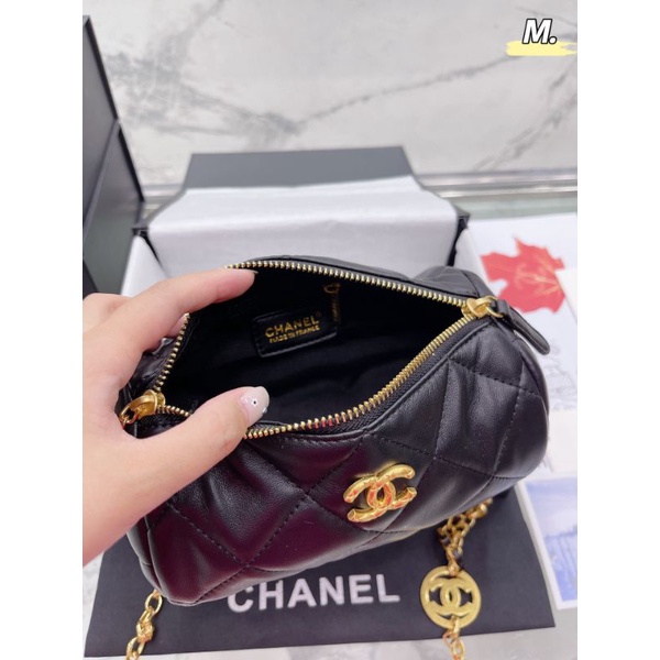 Túi đeo chéo nữ C.N charm trống sz20x13cm dây gắn charm cực điệu(2 màu :đen&amp;trắng)