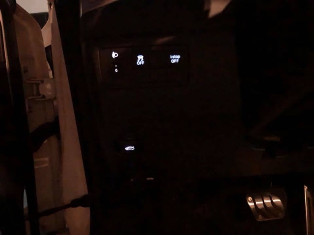 Nút mở cốp sau Mazda 3