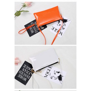 Túi đeo chéo đựng điện thoại.