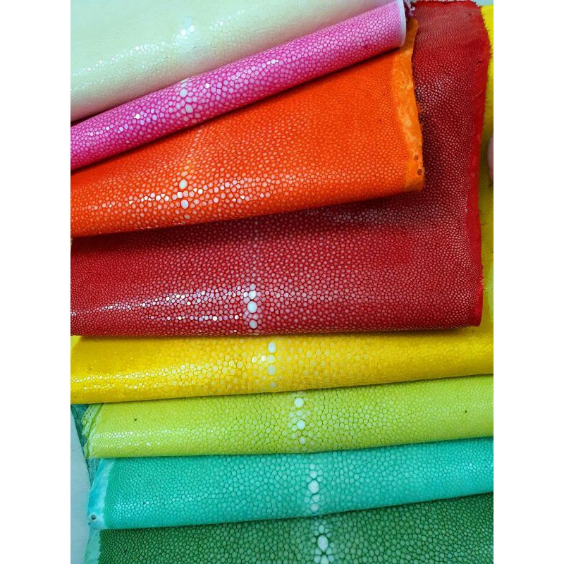 Vòng tay phong thủy da cá đuối charm đinh