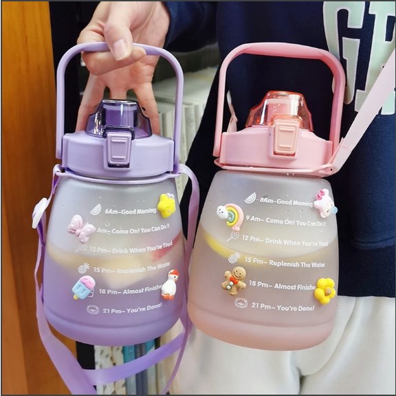 Bình đựng nước cute 1.3 lít có ống hút vạch chia tặng sticker