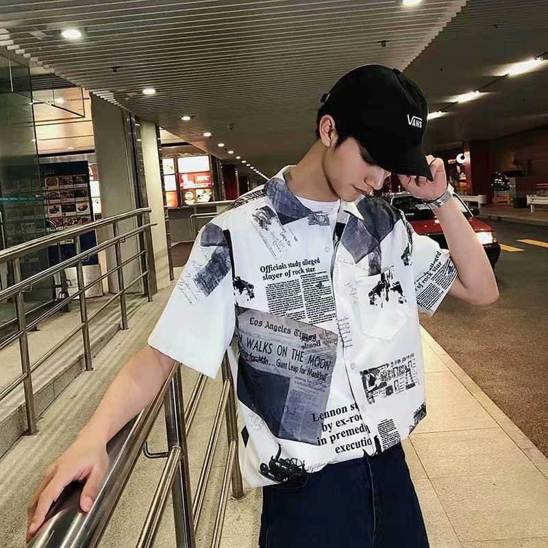 Áo sơ mi tay ngắn họa tiết tờ báo màu trắng đen phong cách hip hop thời trang cho nam