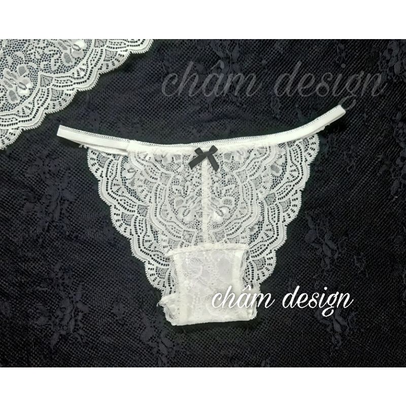 Quần lót trắng gắn nơ đen cạp dây chun nhỏ 2 bên. Hàng thiết kế độc quyền