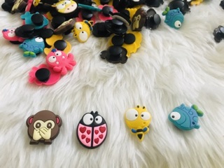 Sticker gắn dép lỗ