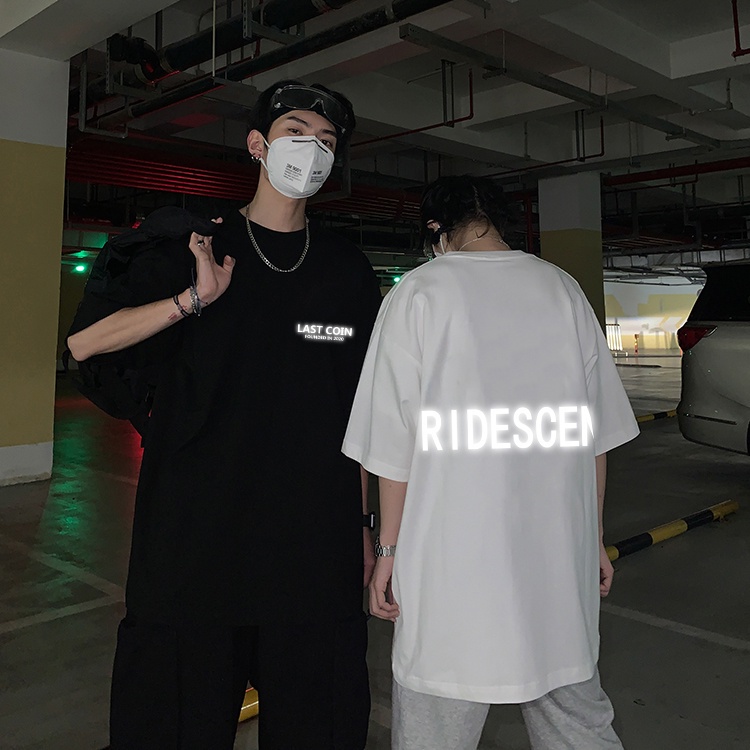 Áo thun tay ngắn cổ tròn dáng rộng in chữ phản quang phong cách Hàn Quốc cho nam và nữ