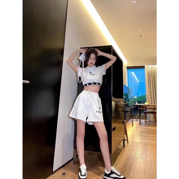 Bộ đồ channel CN áo croptop ngắn tay có mũ trùm đầu + quần đùi ống rộng có dây rút tùy chỉnh