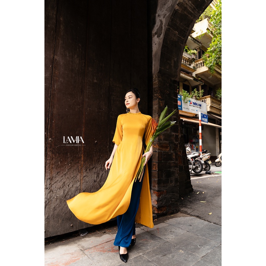 Áo dài truyền thống Lamia Design AD081 lụa Hàng Châu màu vàng cam cách điệu bèo nhún tinh tế