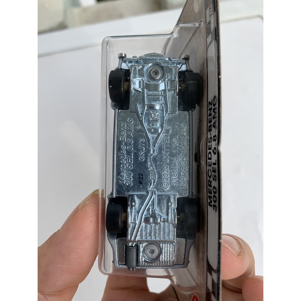 Hot Wheels Premium Mercedes-Benz 300 SEL 6.8 AMG
