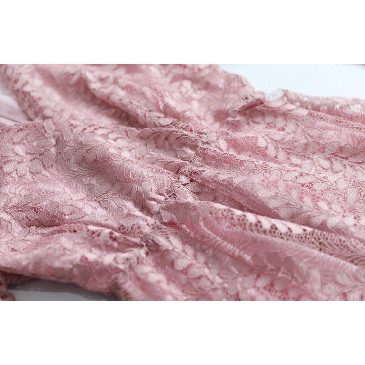 Váy ren cổ V tay xòe