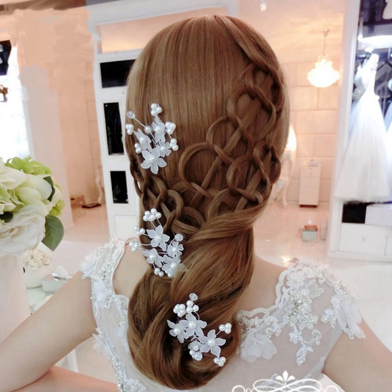 Trâm cài tóc hình hoa ngọt ngào tinh tế cho cô dâu