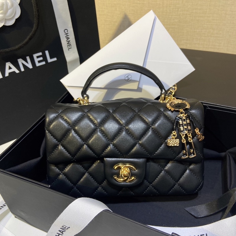 Túi Classic quai xách kèm móc phụ kiện xinh