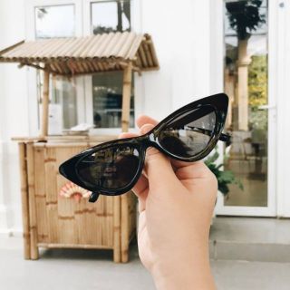 Kính đen thời trang nam nữ dạng mèo xêch - cam kết y hình